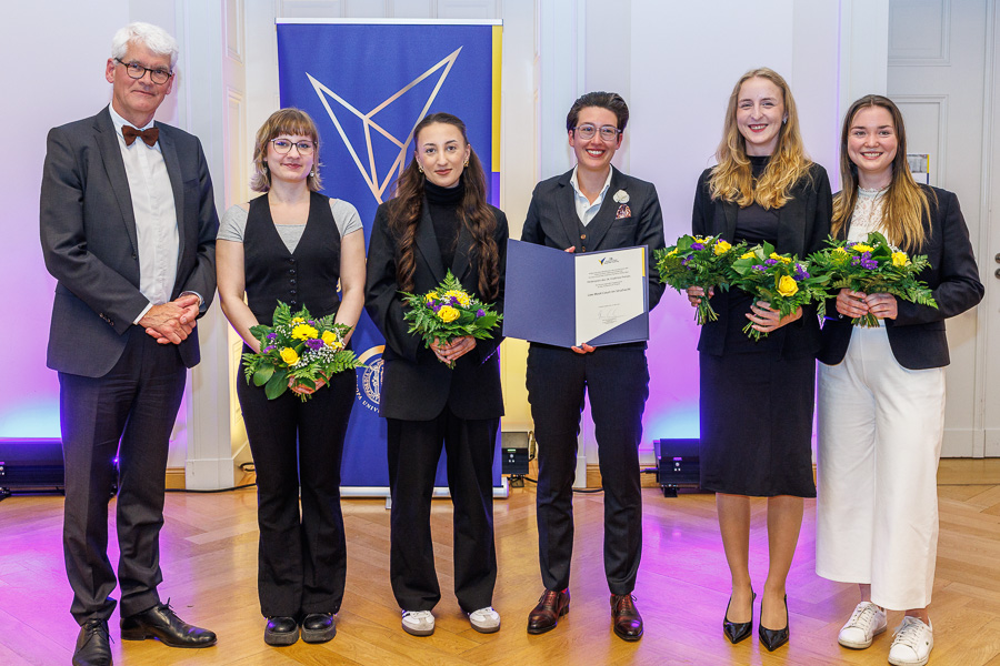 Überreichung Förderpreis an die Studentinnen mit Urkunde