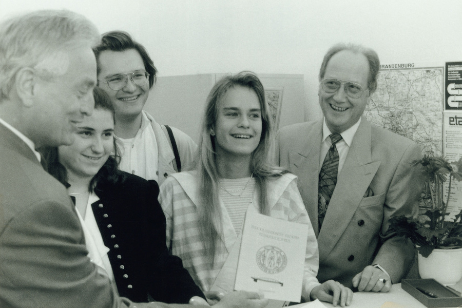 92_09_ilka_helbig_first_enrolled_student_at_europa-uni_c_Heinz-Koehler