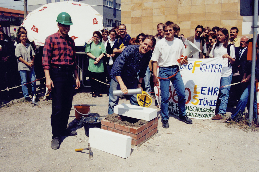 98_27_05_laid_the_foundation_stone_in_the_university_car_park_c_Heide Festival