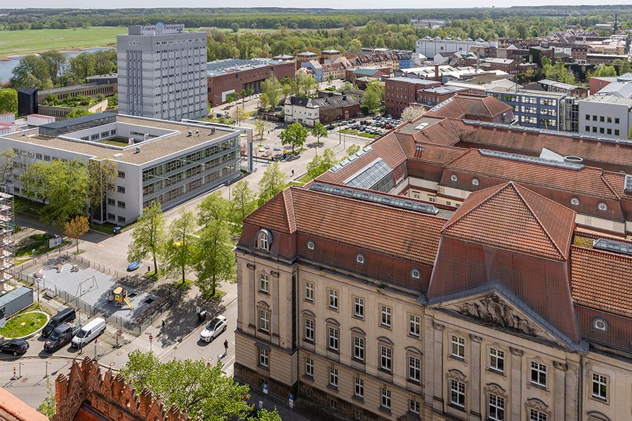 Viadrina Hauptgebäude und Campusplatz von oben Viadrina Hauptgebäude und Campusplatz von oben